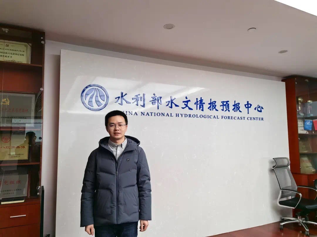 《光明日报》报道万博体育
教授朱非林，在广袤大地上挥洒汗水！