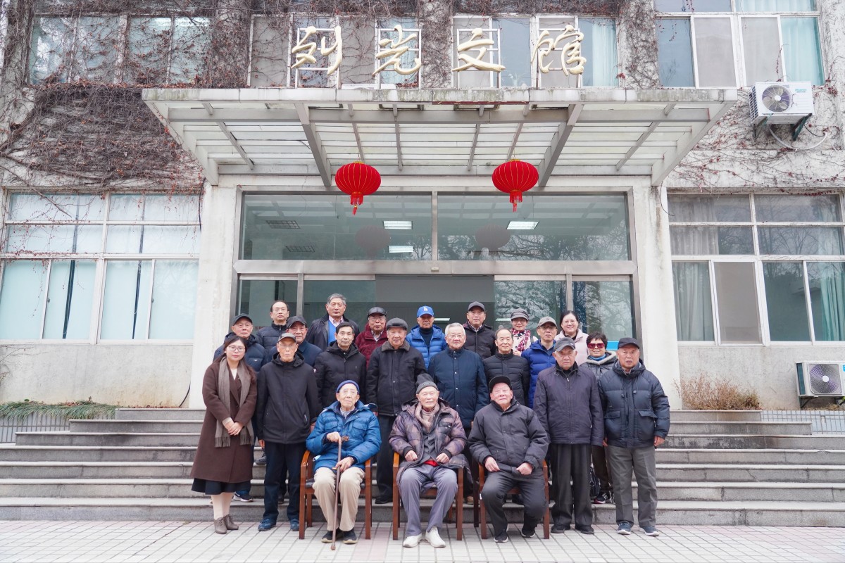 万博体育
举办离退休教师2025 年新春座谈会