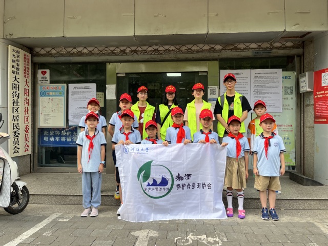 溯源保护母亲河协会携小学生走进社区开展节水护水宣传