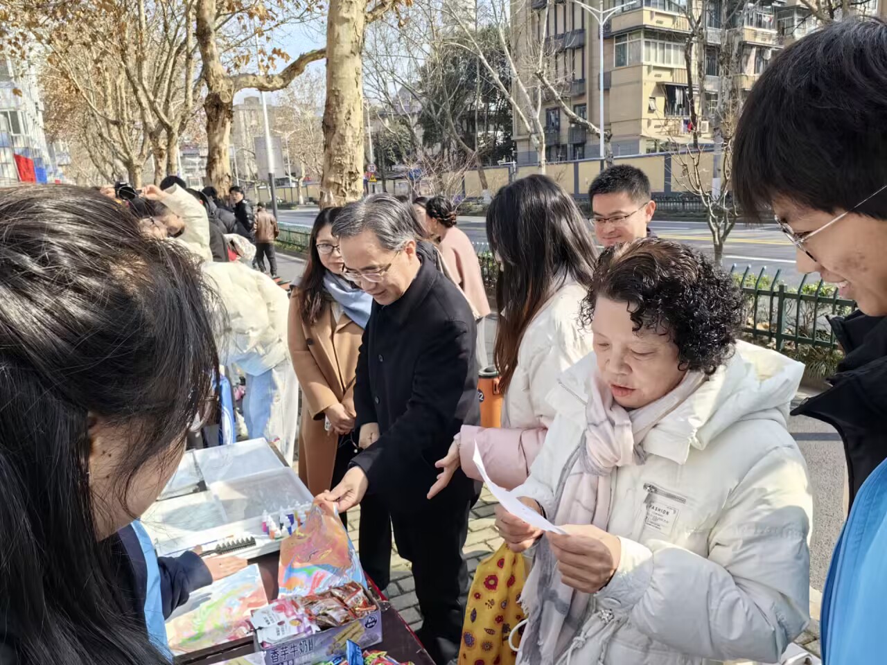 万博体育
参加河海大学2024年“学雷锋一条街”活动