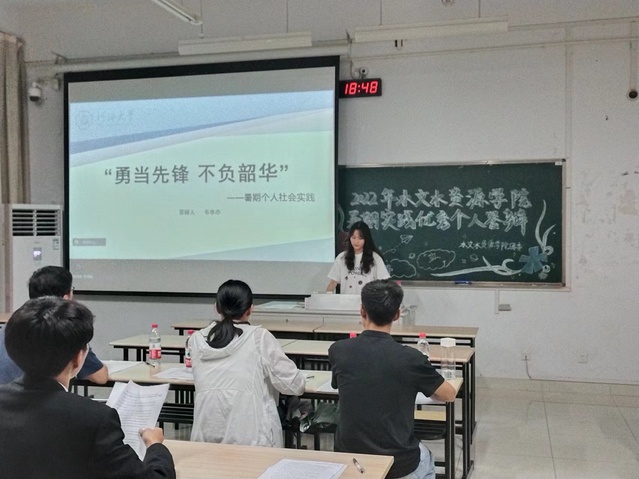 万博体育
举行2022年暑期社会实践评优答辩
