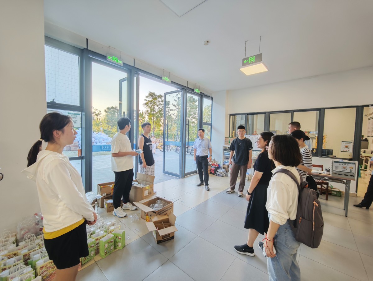 万博体育
领导携手班导师、辅导员走访慰问搬迁学生