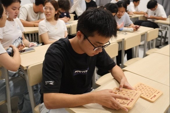 拼绘河海，忆百十风华——万博体育
开展趣味拼图挑战活动